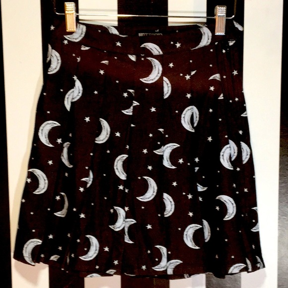 Hot Topic Dresses & Skirts - Y2K Hot Topic Celestial Moon & Star Pleated Black Denim Mini Skirt XS 00 0 NWT